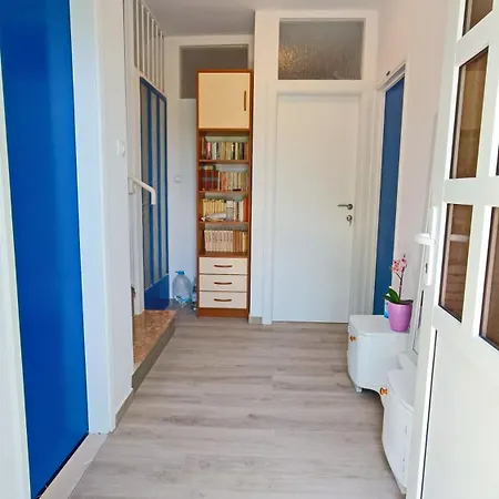 Apartment Vesna - With Private Bathroom Near Sea Trogir